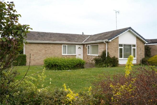 2 bed property, in Wentworth Drive, £295,000