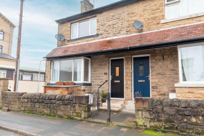 2 bed property, in Hillside Road, £200,000
