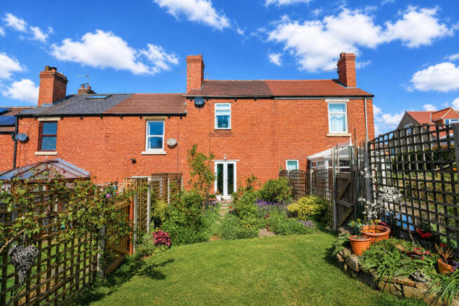 2 bed property, in Mill Hill, £180,000