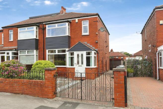 3 bed property, in Broadstone Hall Road South, £340,000