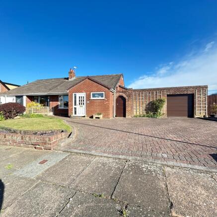 3 bed property, in Vale Crescent, £299,999