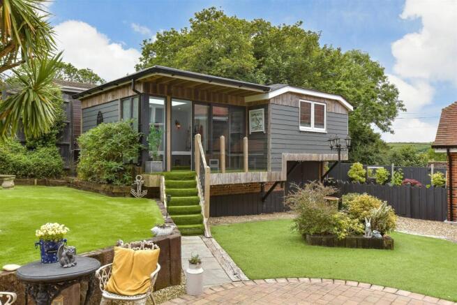 6 bed property, in Hillway Road, £1,250,000