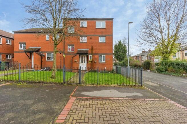 4 bed property, in Hope Street, £165,000