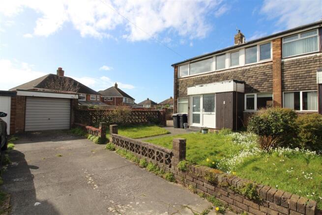 3 bed property, in Lodge Close, £115,000