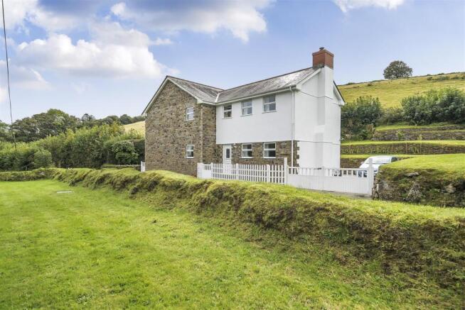 4 bed property, in Coddles, £675,000
