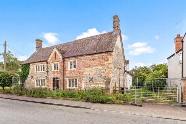 6 bed property, in High Street, £275,000