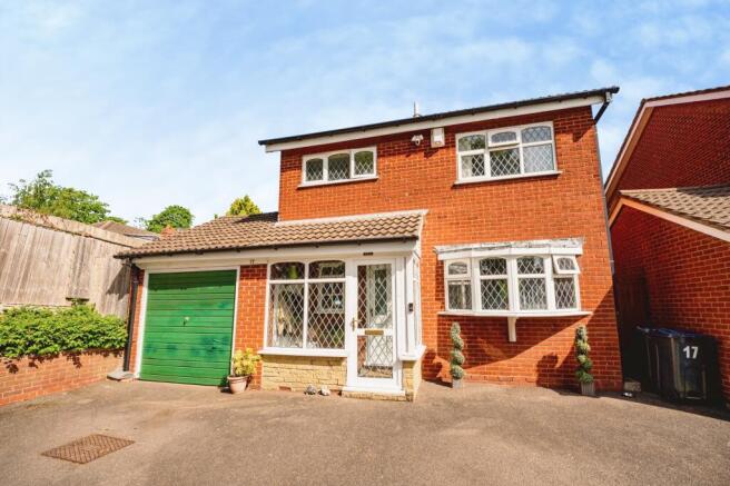 3 bed property, in Ashleigh Drive, £375,000