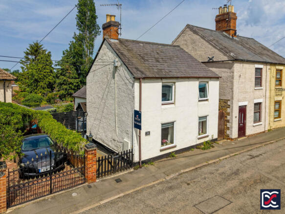 2 bed property, in Queen Street, £295,000