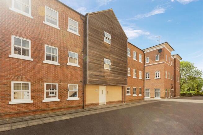 2 bed property, in Pine Street, £110,000