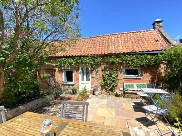 2 bed property, in Foulsham Road, £300,000