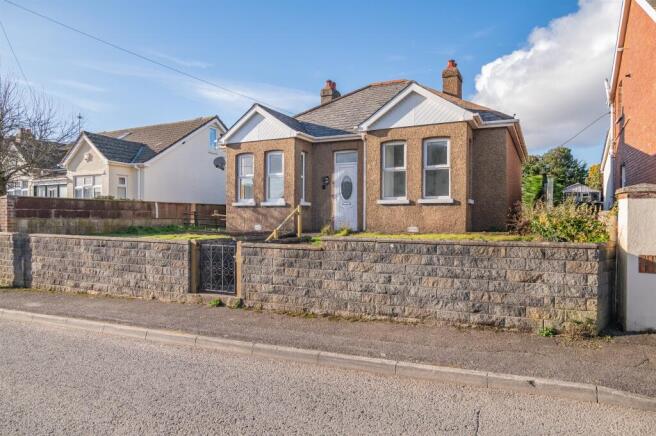 2 bed property, in Main Road, £290,000