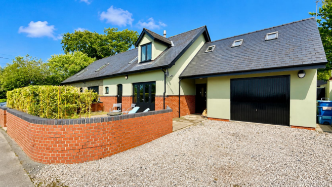 2 bed property, in Station Road, £280,000