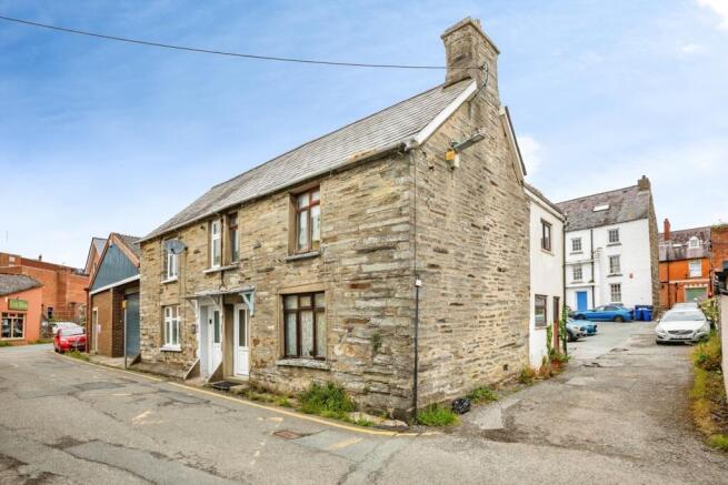 3 bed property, in Pwllhai, £90,000