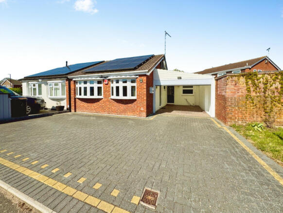2 bed property, in Exeter Close, £200,000