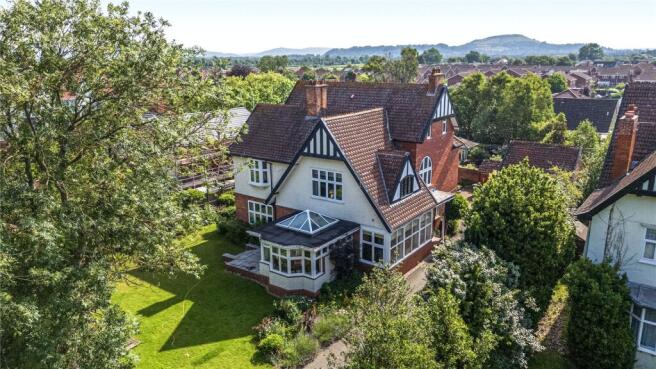 6 bed property, in Berrow Road, £775,000