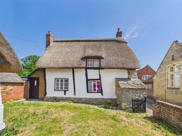 2 bed property, in School Lane, £90,000