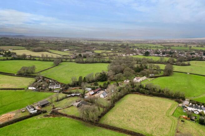 5 bed property, in Hitts Farm, £1,000,000