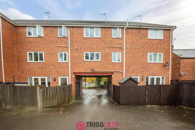 8 bed property, in Fox Mews, £380,000