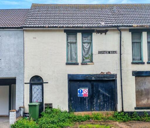 1 bed property, in 31 Tipner Road, £30,000