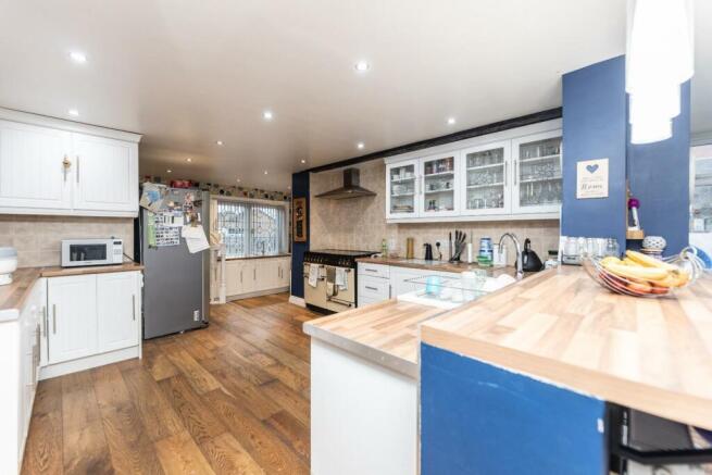 5 bed property, in Church Road, £315,000