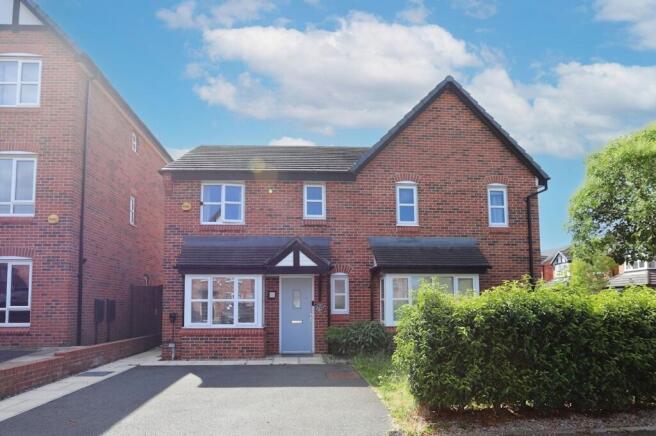 3 bed property, in Hewer Close, £290,000
