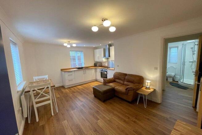 1 bed property, in Pines Close, £122,500