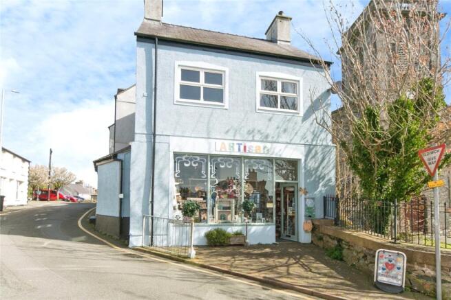1 bed property, in Market Street, £155,000