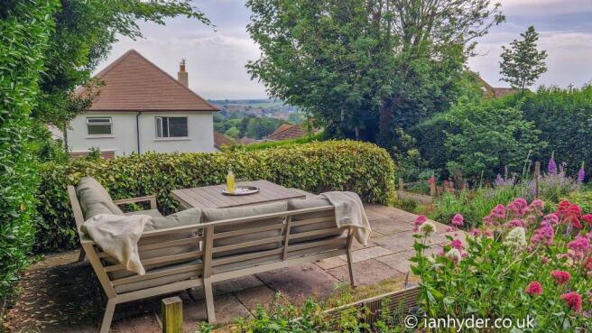 3 bed property, in Crescent Drive North, £625,000