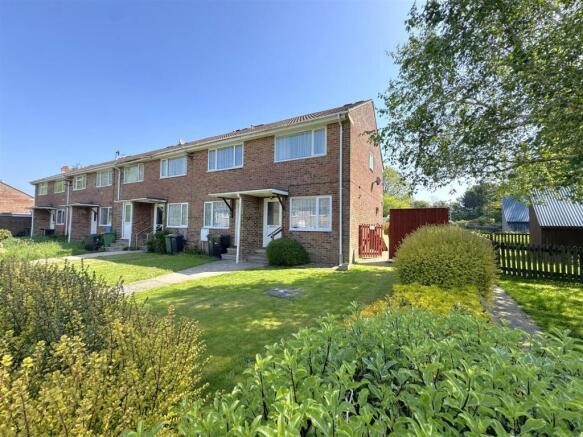 2 bed property, in Camedown Close, £205,000