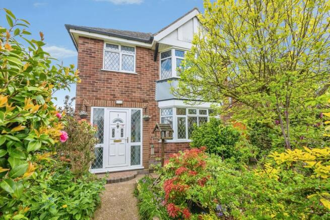 3 bed property, in Spring Grove Crescent, £300,000