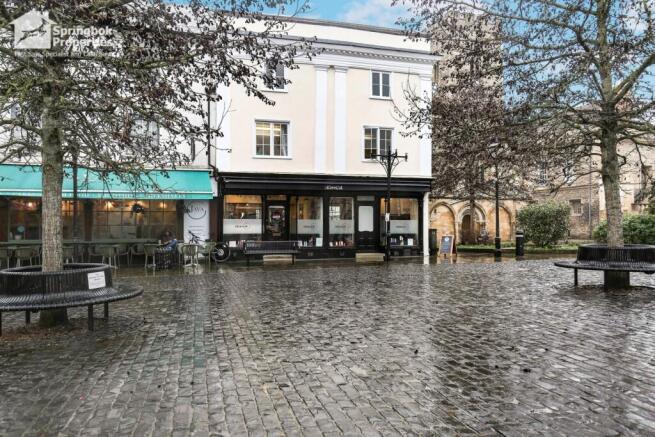 2 bed property, in Stert Street, £200,000