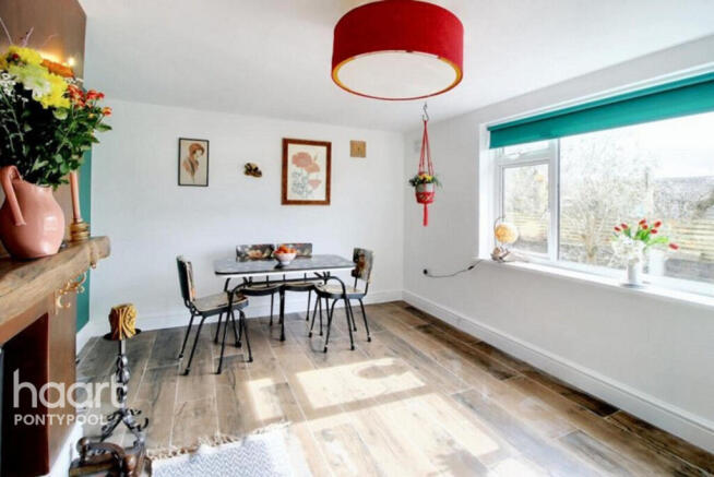 2 bed property, in Hillside Avenue, £120,000