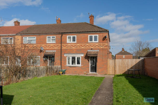2 bed property, in Pooltown Road, £130,000