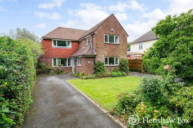 5 bed property, in Lyndhurst Road, £775,000