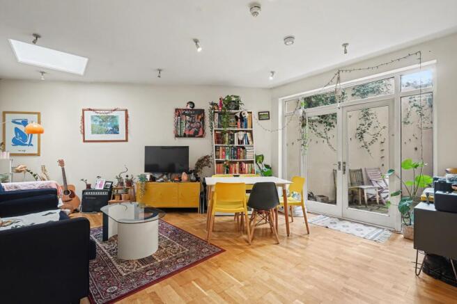 2 bed property, in Mount Pleasant Crescent, £575,000