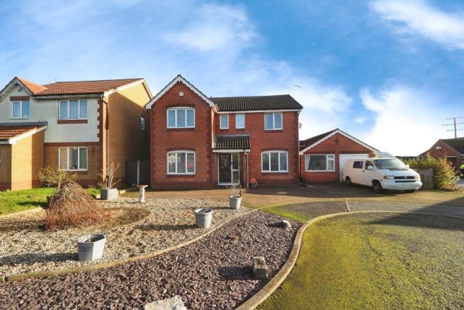4 bed property, in Elmhurst Drive, £350,000