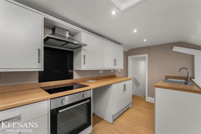 2 bed property, in Higher Reedley Road, £120,000