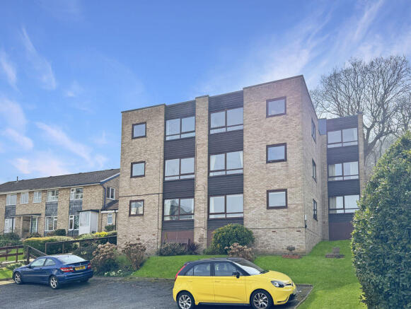 2 bed property, in Queens Road, £180,000
