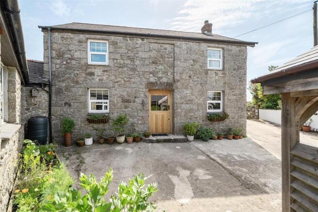 4 bed property, in Treverva, £650,000