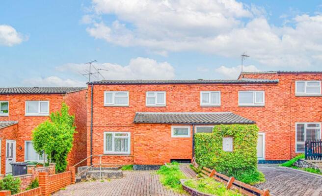 3 bed property, in The Nightingales, £300,000