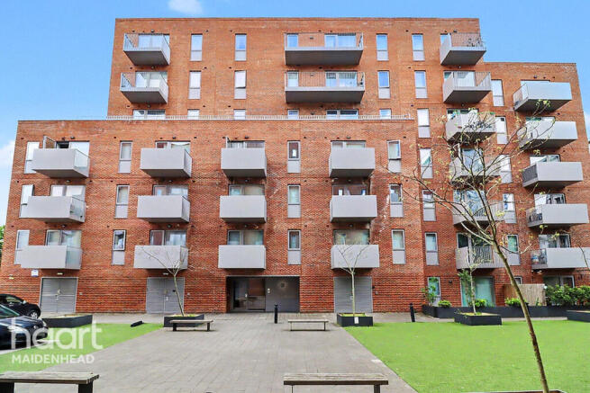 1 bed property, in Peterfields Avenue, £292,000