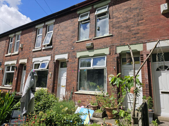 2 bed property, in Peel Square, £105,000