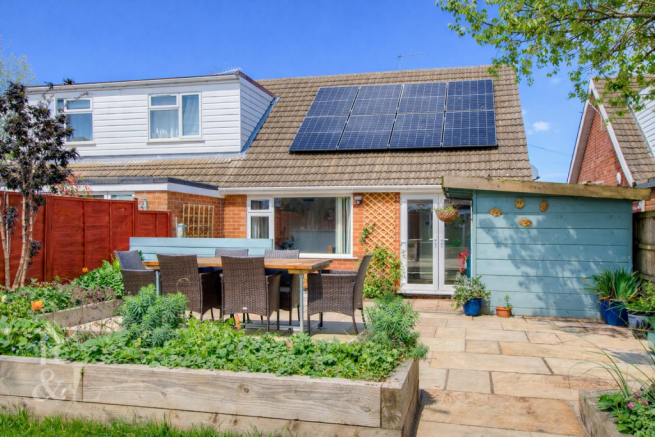 3 bed property, in Elm Close, £252,500
