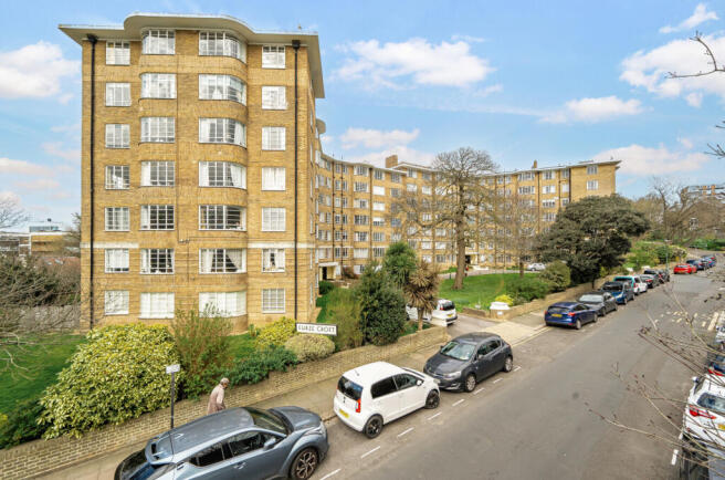 1 bed property, in Furze Hill, £180,000