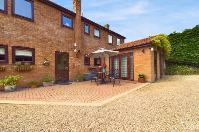 4 bed property, in Main Street, £450,000
