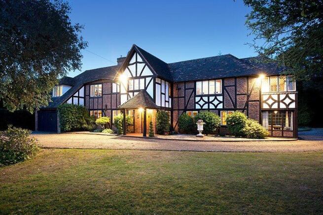 5 bed property, in Ashley Park Avenue, £2,600,000