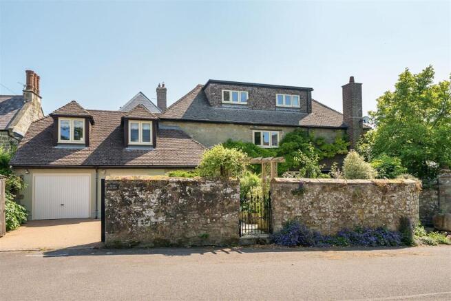 4 bed property, in Abbey Walk, £725,000