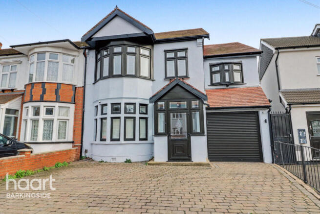 4 bed property, in Fencepiece Road, £775,000