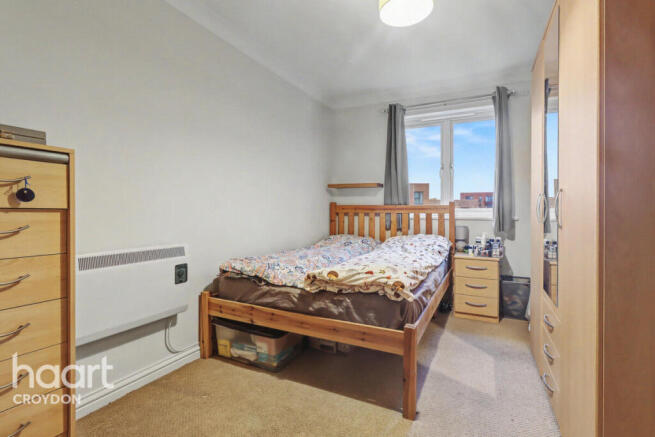 2 bed property, in Old School Place, £250,000