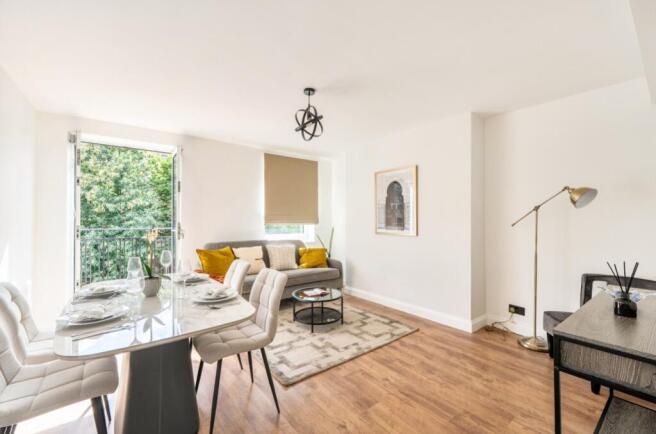 3 bed property, in Elm Court, £325,000